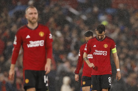 Phòng ngự thảm hoạ, Man United thua ngược Galatasaray - Ảnh 4. Nỗi buồn của các cầu thủ Man United sau trận thua Galatasaray - Ảnh: REUTERS