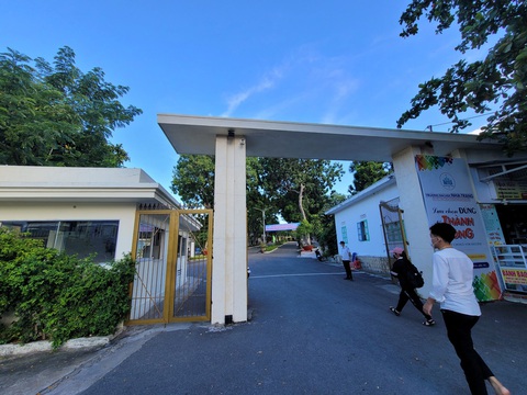 Sinh viên ‘choáng’ với mức tăng học phí, trường nói tạm thu - Ảnh 2. Việc Trường đại học Nha Trang tăng học phí đột ngột khiến sinh viên bức xúc những ngày vừa qua - Ảnh: TRẦN HƯỚNG
