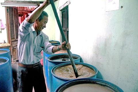 Ông Trần Ngọc Vinh, chủ tịch làng nghề nước mắm Nam Ô 2 - Ảnh: ĐOÀN CƯỜNG Ông Trần Ngọc Vinh, chủ tịch làng nghề nước mắm Nam Ô 2 - Ảnh: ĐOÀN CƯỜNG