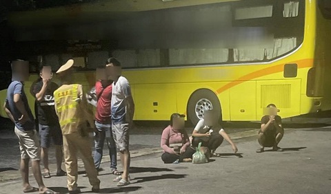 Bố vượt 1.000km cứu con gái 16 tuổi khỏi ‘bẫy’ việc nhẹ lương cao - Ảnh 1. Công an TP Đông Hà làm việc với những người liên quan đến vụ việc - Ảnh: Đ.NG