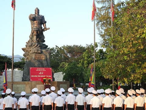 Tàu buồm 286-Lê Quý Đôn rời quân cảng Nha Trang thăm Singapore - Ảnh 5. Đoàn công tác dâng hương tượng đài Trần Hưng Đạo tại công viên Bạch Đằng ở TP Nha Trang, trước khi xuất phát