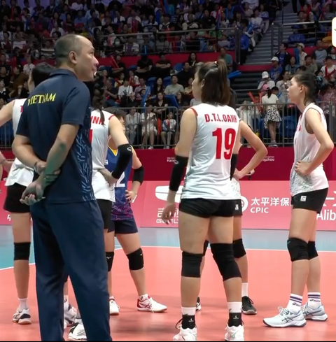 Bóng chuyền nữ Việt Nam - Triều Tiên (25-17, 25-20, 20-25): Tuyển Việt Nam chùng xuống - Ảnh 1. Tuyển Việt Nam khiếu nại bất thành - Ảnh: Cắt clip