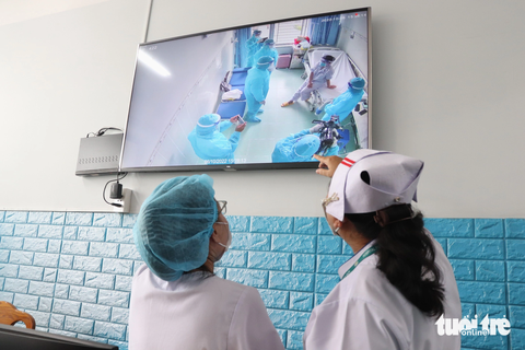 TP.HCM ghi nhận thêm ca đậu mùa khỉ thứ 5 ở quận Tân Bình - Ảnh 1. Nhân viên y tế Bệnh viện Bệnh nhiệt đới (TP.HCM) giám sát ca bệnh đậu mùa khỉ đầu tiên từng điều trị tại bệnh viện vào tháng 10-2022 - Ảnh: XUÂN MAI