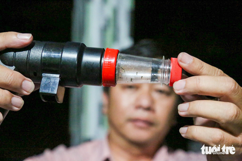 Nghề bắt muỗi đêm: Vất vả nhưng thú vị, xong việc là gãi ngứa - Ảnh 4. "Lợi phẩm" sau khi dùng máy bắt muỗi cầm tay chuyên dụng tự chế tạo để bắt muỗi tại khu vực chuồng bò của một hộ dân trong đêm tối
