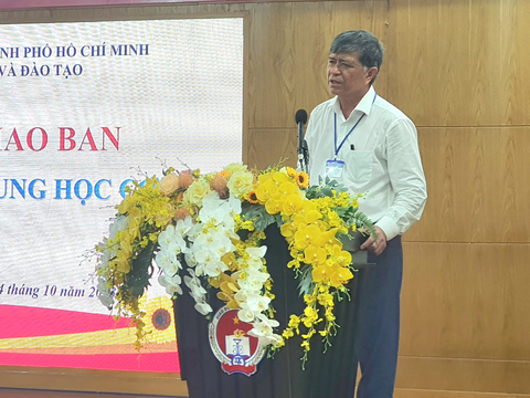 Không xếp lịch tự nguyện vào giờ chính khóa nếu lớp có học sinh không tham gia - Ảnh 1. Ông Nguyễn Văn Hiếu - giám đốc Sở Giáo dục và Đào tạo TP.HCM - phát biểu tại hội nghị - Ảnh: TRÂN TRẦN