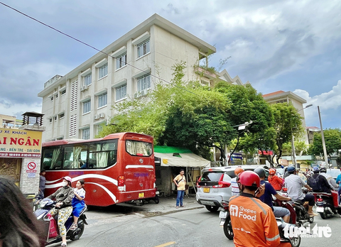 Vụ ‘bến cóc’ ở sát trường tiểu học: Quận 5 đặt barie, cấm xe khách đi vào giờ cao điểm - Ảnh 1. Nhà xe Đại Ngân tổ chức đưa đón khách sát cạnh trường tiểu học, đường Nguyễn Văn Đừng (phường 6, quận 5, TP.HCM) - Ảnh: CHÂU TUẤN