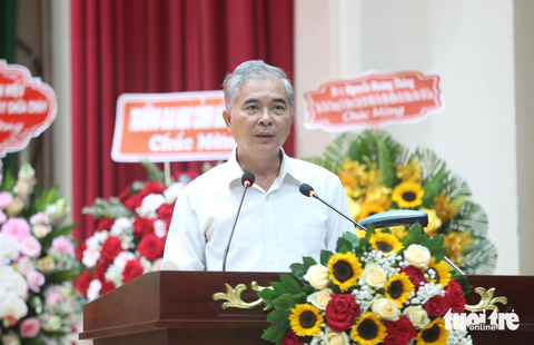 TP.HCM vinh danh cá nhân, tập thể được phong tặng Anh hùng lực lượng vũ trang - Ảnh 1. Ông Ngô Minh Châu, phó chủ tịch UBND TP.HCM, phát biểu tại buổi lễ - Ảnh: MINH HÒA