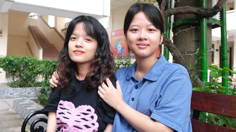 Phải nhịn ăn vẫn tới lớp - Ảnh 1. Nguyễn Thanh Huyền (phải) cùng chị gái bị nhiễm chất độc da cam/dioxin vừa hoàn thành chương trình và đang chờ nhận bằng tốt nghiệp đại học