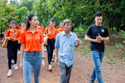 Các thí sinh Miss Earth Việt Nam 2023 rơi nước mắt trước những vấn nạn ô nhiễm môi trường - Ảnh 4. Team Nước của mentor Bùi Quỳnh Hoa ghé thăm nhà anh Viễn ở Mã Đà.