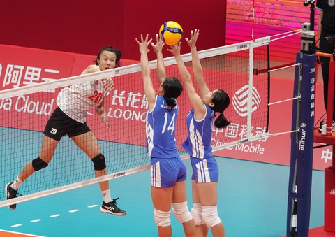 Thắng Triều Tiên, Việt Nam rộng cửa vào bán kết bóng chuyền nữ Asiad 19 - Ảnh 8. Một tình huống ghi điểm dũng mãnh của Tú Linh - Ảnh: NAM TRUNG