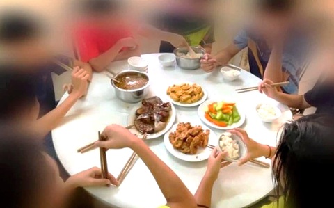 Bữa ăn của đội tuyển bóng bàn trẻ VN được cho là khiến 8 VĐV đói - Ảnh: Báo Tiền Phong Bữa ăn của đội tuyển bóng bàn trẻ Việt Nam được cho là khiến 8 vận động viên đói - Ảnh: Báo Tiền Phong