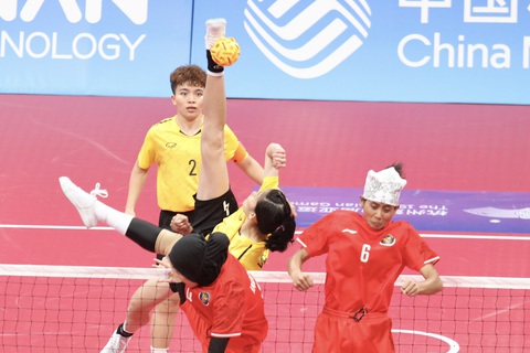 Trực tiếp Asiad 19 ngày 4-10: Cầu mây Việt Nam thua ván đầu chung kết nội dung 4 nữ - Ảnh 2. Tuyển cầu mây Việt Nam (áo vàng) đã thua ván đầu tiên trước Indonesia - Ảnh: ĐỨC KHUÊ