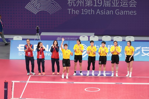 Trực tiếp Asiad 19 ngày 4-10: Kỳ vọng vàng từ cầu mây, xe đạp - Ảnh 2. Tuyển cầu mây nữ Việt Nam ra sân - Ảnh: QUÝ LƯỢNG