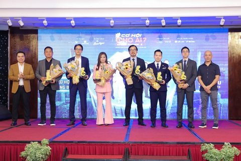 Các Sếp tại buổi họp báo công bố "Cơ hội cho ai? - Whose chance?" mùa 5 quay trở lại vào ngày 3-10 vừa qua. Các Sếp tại buổi họp báo công bố Cơ hội cho ai? - Whose chance? mùa 5 quay trở lại vào ngày 3-10 vừa qua