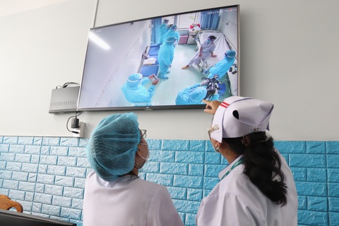 Nhân viên y tế Bệnh viện Bệnh nhiệt đới (TP.HCM) giám sát ca bệnh đậu mùa khỉ đầu tiên từng điều trị tại bệnh viện - Ảnh: XUÂN MAI Nhân viên y tế Bệnh viện Bệnh nhiệt đới (TP.HCM) giám sát ca bệnh đậu mùa khỉ đầu tiên từng điều trị tại bệnh viện - Ảnh: XUÂN MAI