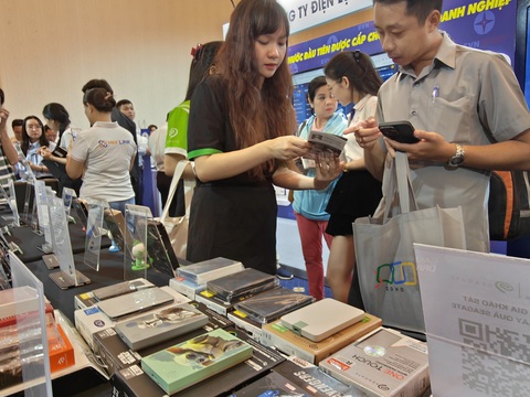 Người dùng tìm hiểu thông tin về các sản phẩm công nghệ tại triển lãm - Ảnh: ĐỨC THIỆN Người dùng tìm hiểu thông tin về các sản phẩm công nghệ tại triển lãm