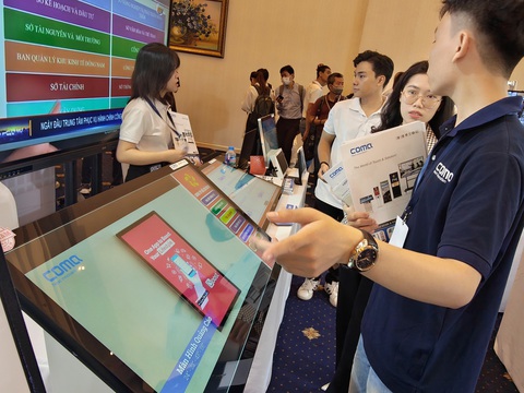 Kiosk ứng dụng trong dịch vụ hành chính công, ngân hàng, bệnh viện - Ảnh: ĐỨC THIỆN Kiosk ứng dụng trong dịch vụ hành chính công, ngân hàng, bệnh viện