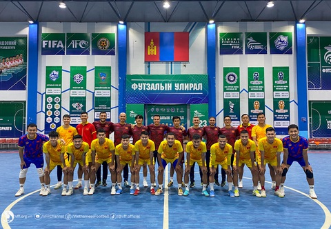 Tuyển futsal Việt Nam tập buổi đầu tiên tại Mông Cổ - Ảnh 1. Đội tuyển futsal Việt Nam chụp ảnh lưu niệm tại Nhà thi đấu Liên đoàn bóng đá Mông Cổ - Ảnh: VFF