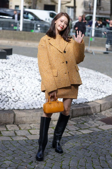 Dù diện outfit mang hơi hướng cổ điển nhưng Yoona vẫn toát lên vẻ tươi mới, sang trọng. Ảnh: Getty Images Yoona diện trang phục mang hơi hướng cổ điển nhưng tươi mới - Ảnh: Getty Images