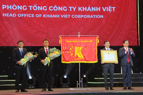 Khatoco ngày nay: trở thành tập đoàn đa ngành nghề - Ảnh 1. Thừa ủy quyền của Chủ tịch nước, chủ tịch UBND tỉnh Khánh Hòa Nguyễn Tấn Tuân trao Huân chương lao động hạng nhì cho Văn phòng Tổng công ty Khánh Việt - Ảnh: TRẦN HƯỚNG