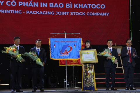 Khatoco ngày nay: trở thành tập đoàn đa ngành nghề - Ảnh 4. Chủ tịch UBND tỉnh Khánh Hòa Nguyễn Tấn Tuân trao Huân chương lao động hạng nhì cho Công ty CP in bao bì Khatoco - Ảnh: TRẦN HƯỚNG