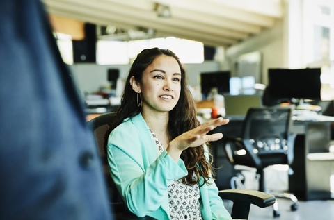 Gen Z đi làm không thích ngôn từ gò bó, không ngại "bật" sếp - Ảnh 1. Gen Z không ngại nói lên tiếng nói của mình nơi công sở - Ảnh: GETTY IMAGES