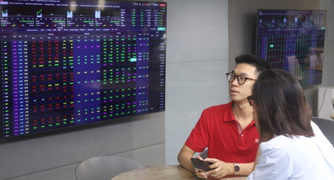 Chứng khoán 'ngóng' sóng kết quả kinh doanh quý 3: Khó lạc quan trên diện rộng? - Ảnh 1. Đà đi xuống của thanh khoản bắt đầu từ một số phiên cuối tháng 9-2023 kéo dài sang tháng mới - Ảnh: BÌNH KHÁNH
