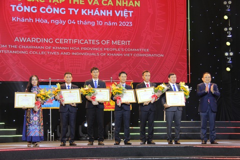 Khatoco ngày nay: trở thành tập đoàn đa ngành nghề - Ảnh 5. Phó chủ tịch UBND tỉnh Khánh Hòa Lê Hữu Hoàng trao bằng khen của UBND tỉnh cho các tập thể và cá nhân của Khatoco - Ảnh: TRẦN HƯỚNG