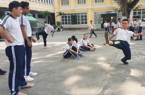 Nhiều học sinh béo phì, TP.HCM yêu cầu nhà trường tăng cường cho học sinh chơi thể thao - Ảnh 1. Học sinh Trường THPT chuyên Trần Đại Nghĩa trong tiết học thể dục. Những năm gần đây, trường này tăng tiết học thể dục để phòng chống tình trạng học sinh béo phì - Ảnh: H.HG.