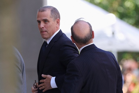 Con trai ông Biden trình diện tòa - Ảnh 1. Ông Hunter Biden (trái) đến tòa án liên bang ở thành phố Wilmington, bang Delaware, Mỹ, ngày 3-10 - Ảnh: REUTERS