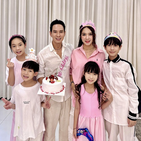 Lý Hải đeo sash mừng sinh nhật theo kiểu ‘độc lạ’ - Ảnh 3. Lý Hải cùng bà xã Minh Hà và 4 con đón tuổi mới tại gia
