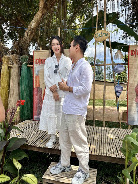 Lý Hải đeo sash mừng sinh nhật theo kiểu ‘độc lạ’ - Ảnh 4. Lý Hải - Minh Hà lần thứ 2 phục dựng lại hoạt động nghề chiếu truyền thống Định Yên