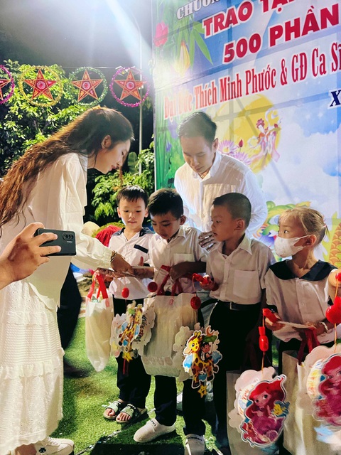 Lý Hải đeo sash mừng sinh nhật theo kiểu ‘độc lạ’ - Ảnh 5. Lý Hải đeo sash mừng sinh nhật theo kiểu ‘độc lạ’ - Ảnh 5.