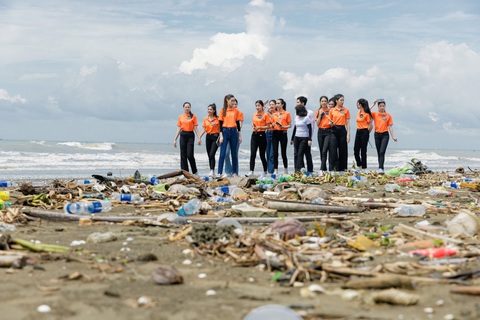 Các thí sinh Miss Earth Việt Nam 2023 rơi nước mắt trước những vấn nạn ô nhiễm môi trường - Ảnh 1. Dàn thí sinh Miss Earth Việt Nam cùng người dân chung tay dọn rác.