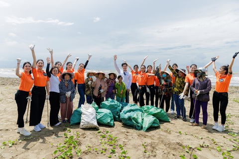 Các thí sinh Miss Earth Việt Nam 2023 rơi nước mắt trước những vấn nạn ô nhiễm môi trường - Ảnh 2. Team Lừa của Hoa hậu Khánh Vân nhặt rác tại bãi biển Cần Giờ.