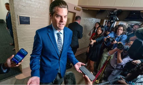 Matt Gaetz - người dẫn đầu nỗ lực bãi nhiệm Chủ tịch Hạ viện Mỹ McCarthy- là ai? - Ảnh 1. Ông Matt Gaetz, dân biểu Đảng Cộng hòa tại Hạ viện Mỹ, phát biểu trước báo giới tại tòa nhà Quốc hội Mỹ ở Washington D.C ngày 3-10 - Ảnh: EPA