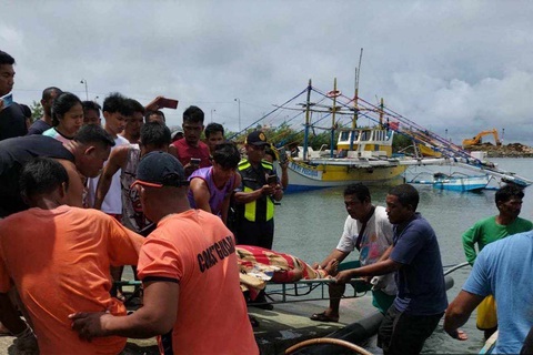 Tuần duyên Philippines đưa thi thể những ngư dân thiệt mạng trong vụ tai nạn hàng hải hôm 2-10 về bờ - Ảnh: AFP Tuần duyên Philippines đưa thi thể những ngư dân thiệt mạng trong vụ tai nạn hàng hải hôm 2-10 về bờ - Ảnh: AFP