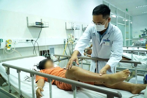 Các bác sĩ Bệnh viện Nhi đồng 2 theo dõi và điều trị cho ba anh em ruột bị ngộ độc botulinum sau khi ăn bánh mì kẹp chả lụa vào tháng 5-2023 - Ảnh: Bệnh viện cung cấp Các bác sĩ Bệnh viện Nhi đồng 2 theo dõi và điều trị cho ba anh em ruột bị ngộ độc botulinum sau khi ăn bánh mì kẹp chả lụa vào tháng 5-2023 - Ảnh: Bệnh viện cung cấp
