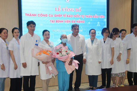 Bác sĩ có trình độ tiến sĩ làm việc ở Đà Nẵng được hưởng 200 lần lương cơ sở - Ảnh 1. Nhiều cơ sở y tế công lập ở Đà Nẵng đã làm chủ kỹ thuật ghép tế bào gốc tự thân, mở ra cơ hội điều trị mới cho người bệnh miền Trung - Tây Nguyên. Trong ảnh: Bệnh viện Đà Nẵng công bố thực hiện thành công ghép tế bào gốc tự thân hồi tháng 4-2023 - Ảnh: TRƯỜNG TRUNG