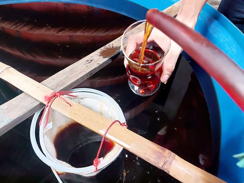 Được ủ chượp tự nhiên trong thùng gỗ với thời gian 12 - 15 tháng nên sản phẩm nước mắm truyền thống Phú Quốc luôn thơm ngon và có màu sắc đặc trưng - Ảnh: CHÍ CÔNG Được ủ chượp tự nhiên trong thùng gỗ với thời gian 12 - 15 tháng nên sản phẩm nước mắm truyền thống Phú Quốc luôn thơm ngon và có màu sắc đặc trưng - Ảnh: CHÍ CÔNG