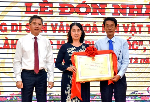UBND tỉnh Kiên Giang long trọng tổ chức lễ đón nhận bằng Di sản văn hóa phi vật thể quốc gia “Nghề thủ công truyền thống tri thức dân gian nghề làm nước mắm Phú Quốc” vào ngày 16-12-2022 - Ảnh: CHÍ CÔNG UBND tỉnh Kiên Giang long trọng tổ chức lễ đón nhận bằng Di sản văn hóa phi vật thể quốc gia “Nghề thủ công truyền thống tri thức dân gian nghề làm nước mắm Phú Quốc” vào ngày 16-12-2022 - Ảnh: CHÍ CÔNG
