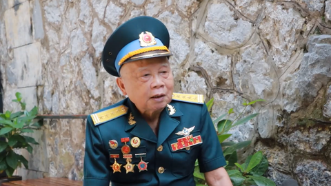 Ông Dương Niết chia sẻ với Tuổi Trẻ Online lý do tiểu đoàn Bình Ca về tiếp quản thủ đô ai cũng mang theo... chổi - Ảnh: T.ĐIỂU Ông Dương Niết chia sẻ với Tuổi Trẻ Online lý do Tiểu đoàn Bình Ca về tiếp quản thủ đô ai cũng mang theo... chổi - Ảnh: T.ĐIỂU