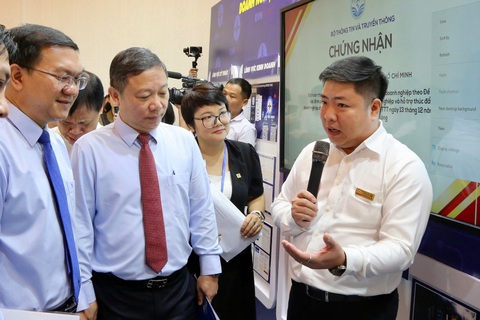 EVNHCMC giới thiệu thành tựu chuyển đổi số tại Triển lãm TECH4LIFE - Ảnh 2. Phó tổng giám đốc EVNHCMC Luân Quốc Hưng (bìa phải) giới thiệu các thành tựu chuyển đổi số của EVNHCMC với Phó chủ tịch UBND TP.HCM Dương Anh Đức (thứ ba từ phải sang) và các đại biểu