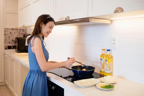 Chăm lo sức khỏe trái tim - cần chú ý đến nguyên liệu chế biến - Ảnh 2. Dầu đậu nành Simply giàu Omega 3-6-9 và dầu gạo lứt giàu Gamma Oryzanol hỗ trợ bảo vệ sức khỏe tim mạch, được Hội tim mạch học Việt Nam khuyên dùng