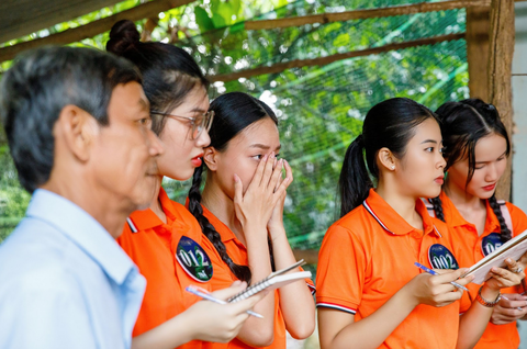 Các thí sinh Miss Earth Việt Nam 2023 rơi nước mắt trước những vấn nạn ô nhiễm môi trường - Ảnh 5. Thí sinh rơi nước mắt khi chứng kiến gia cảnh khó khăn của người dân.