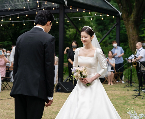 Đặt biệt, Vị khách VIP – Kẻ thứ ba đã “se duyên” cho Jang Na Ra đạo diễn hình ảnh của bộ phim. Họ chính thức kết hôn vào cuối tháng 6/2020, “nữ thần không tuổi” hạn chế chia sẻ về người bạn đời. Đặc biệt, Vị khách VIP - Kẻ thứ ba đã “se duyên” cho Jang Na Ra đạo diễn hình ảnh của bộ phim. Họ chính thức kết hôn vào cuối tháng 6-2020, “nữ thần không tuổi” hạn chế chia sẻ về người bạn đời.