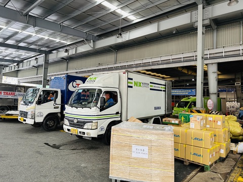 Tin tức sáng 5-10: - Ảnh 1. Hàng hóa dồi dào tại kho hàng Tân Sơn Nhất chờ làm thủ tục chuyển ra máy bay - Ảnh: CÔNG TRUNG