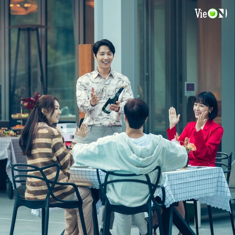 - Ảnh 2. Dưới lớp vỏ bạn thân, Eun Kang chỉ vì lòng đố kỵ mà “vụng trộm không thể giấu” với Go Cha Won (Lee Sang Woo đóng) - chồng của cô bạn thân.