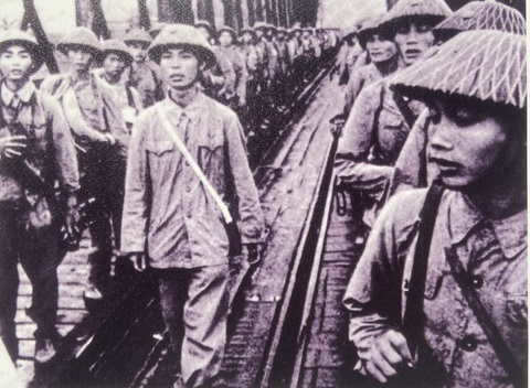 Tiểu đoàn Bình Ca trên cầu Đuống về tiếp quản 35 vị trí trọng yếu ở Hà Nội ngày 8-10-1954 - Ảnh chụp lại từ trưng bày Tiểu đoàn Bình Ca trên cầu Đuống về tiếp quản 35 vị trí trọng yếu ở Hà Nội ngày 8-10-1954 - Ảnh chụp lại từ trưng bày
