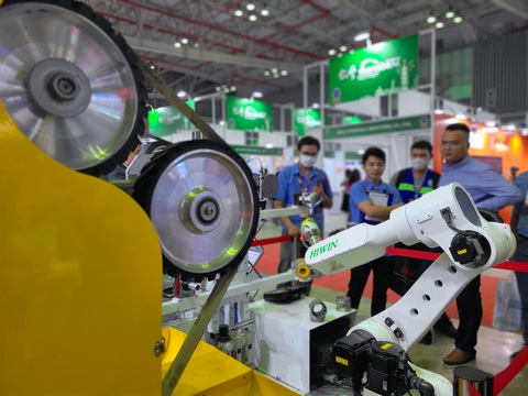 300 gian hàng trưng bày máy móc, thiết bị tiên tiến nhất ngành công nghiệp gia công kim loại - Ảnh 2. Hệ thống robot mài thông minh tự động có thể điều chỉnh quá trình mài, mài theo nhiều biến dạng và vật liệu thu hút khách tham quan tại triển lãm - Ảnh: NHẬT XUÂN